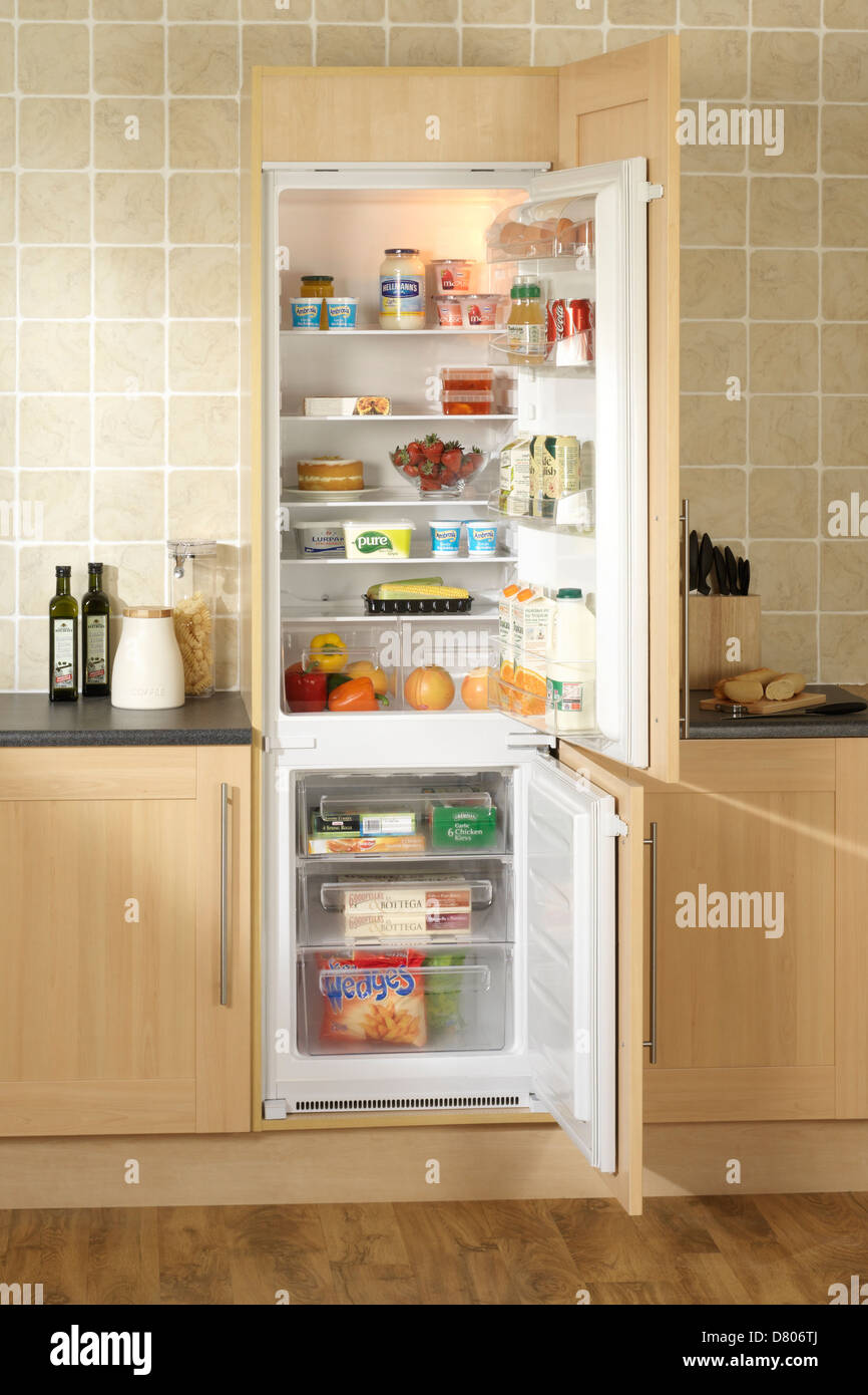 Les aliments réfrigérés dans un réfrigérateur-congélateur en unités de  cuisine en chêne Photo Stock - Alamy