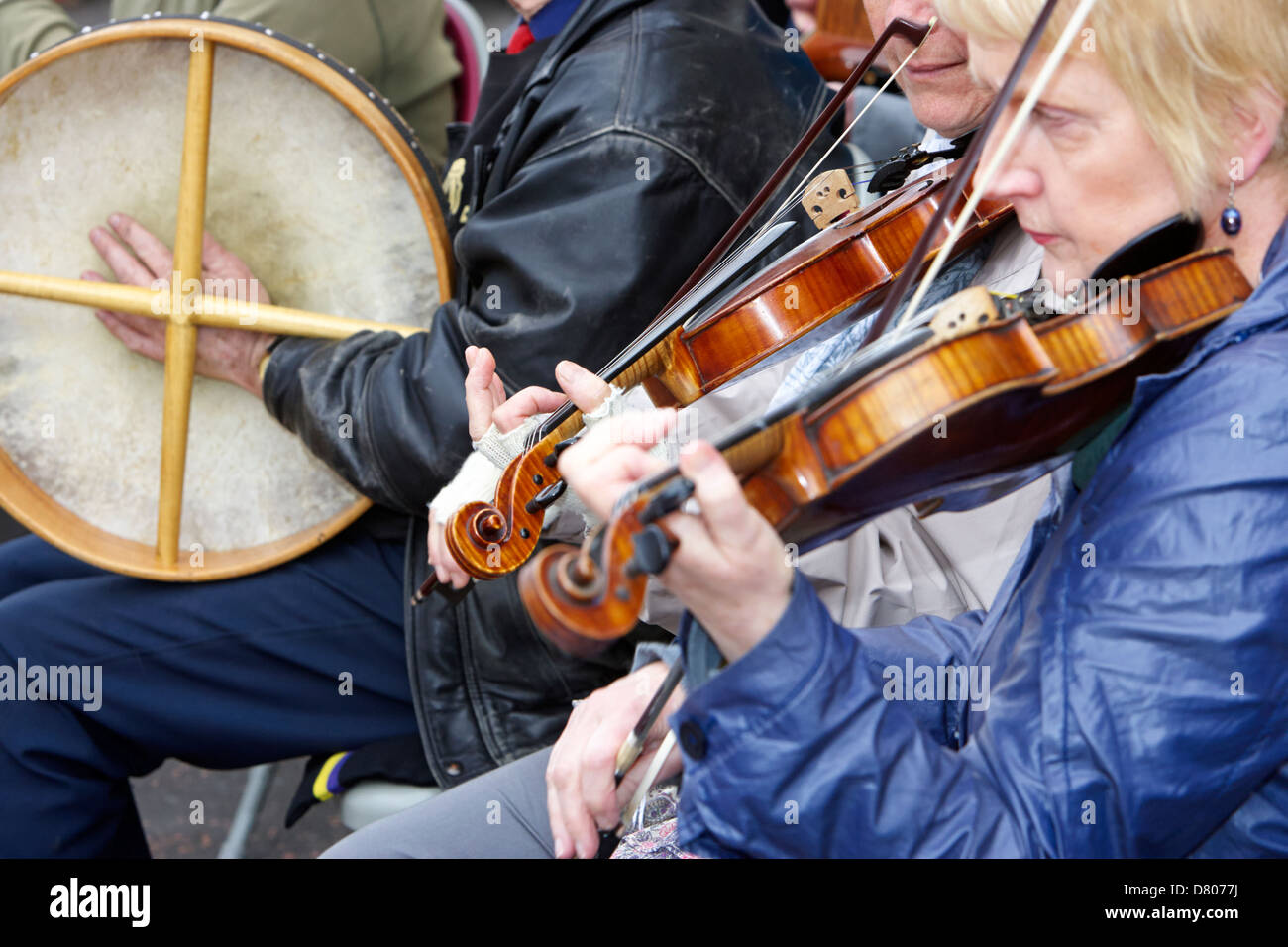 Des musiciens traditionnels irlandais jouant dehors à un événement Banque D'Images