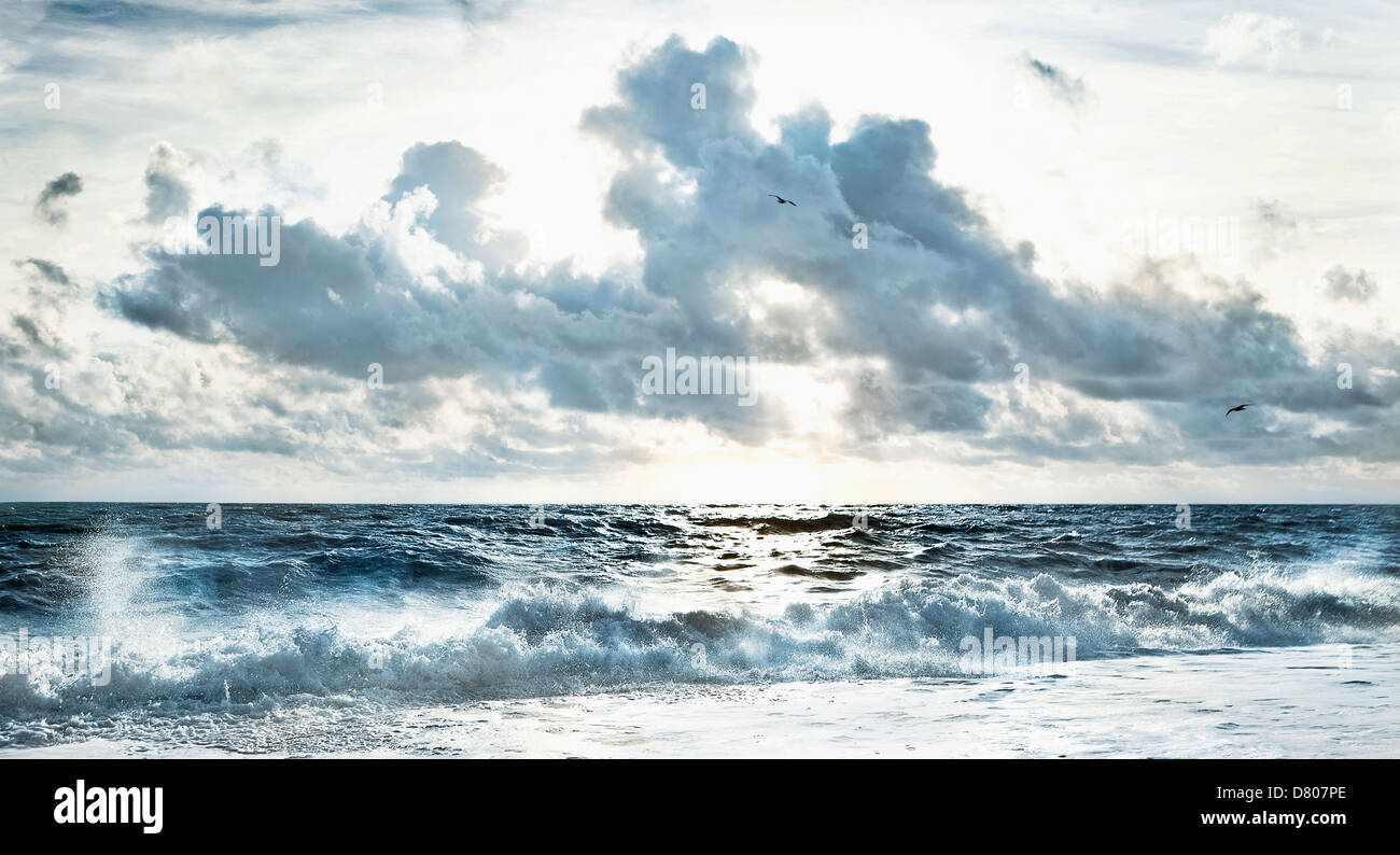 Ciel nuageux sur les ondes de tempête on beach Banque D'Images