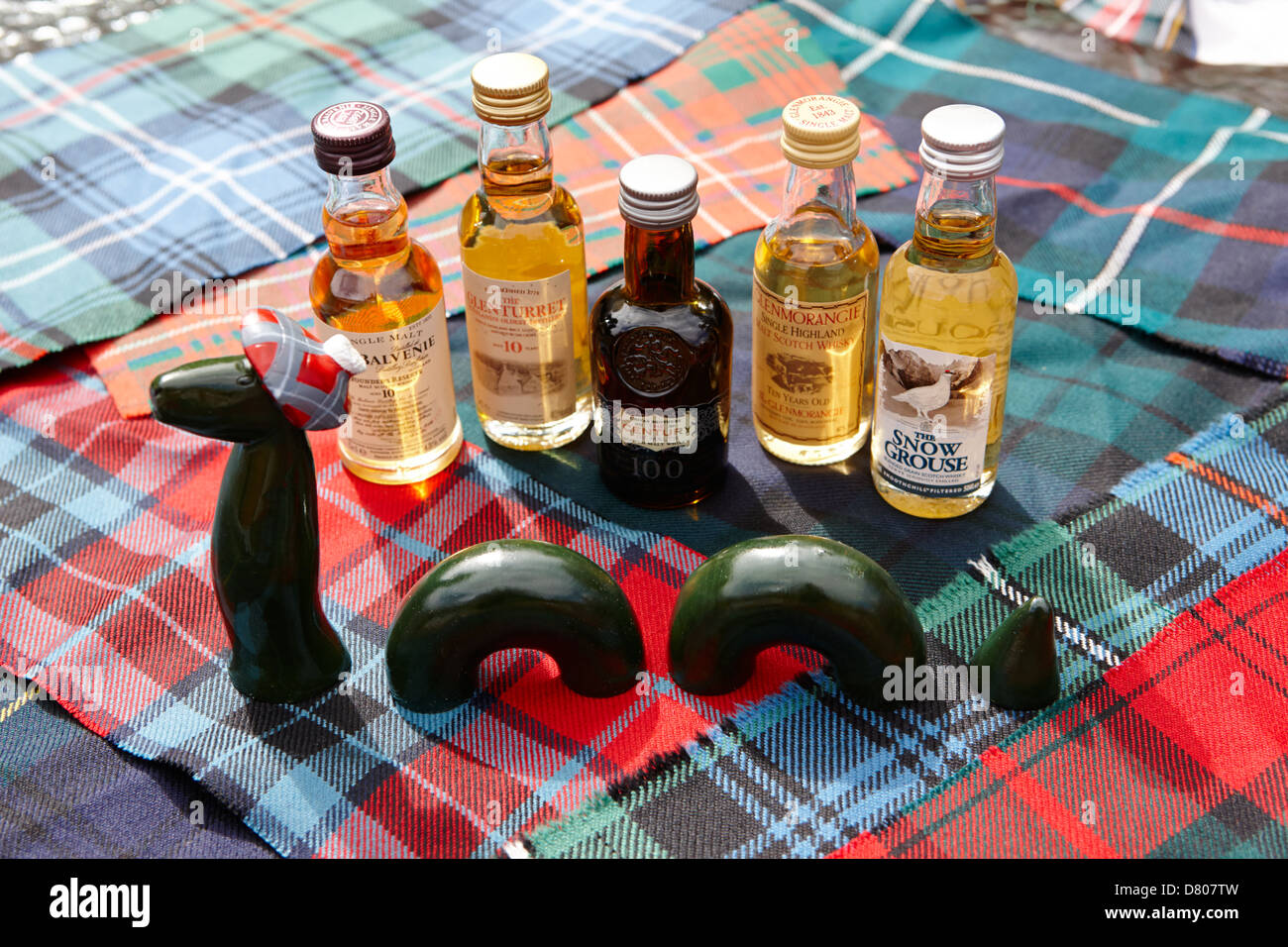 Modèle touristique de la Loch ness et une gamme de whiskys écossais sur clan écossais traditionnels tartans Banque D'Images
