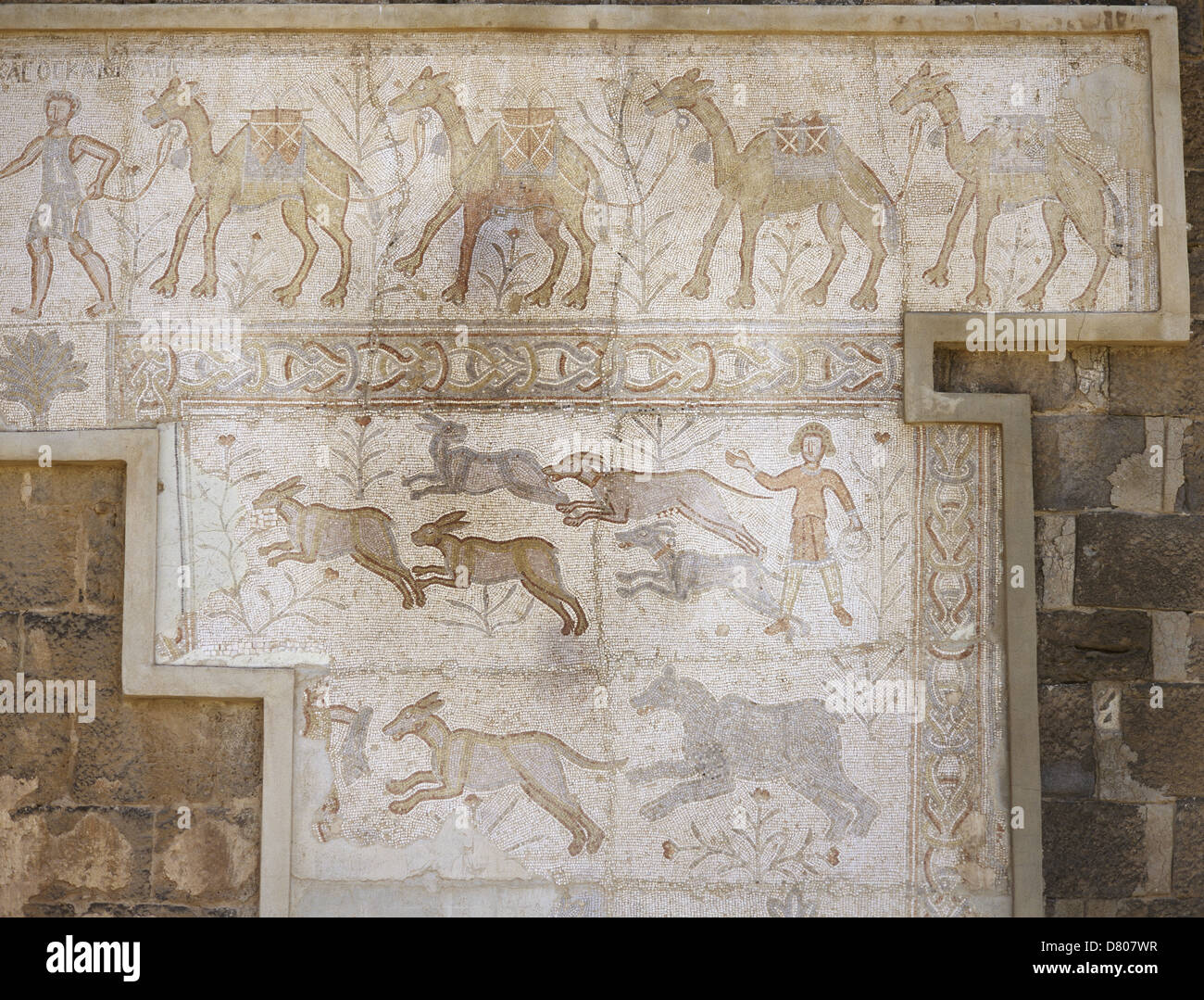 La Syrie. Bosra. Mosaïque romaine du théâtre. En haut, une caravane de chameaux et, au fond, une scène de chasse. Banque D'Images