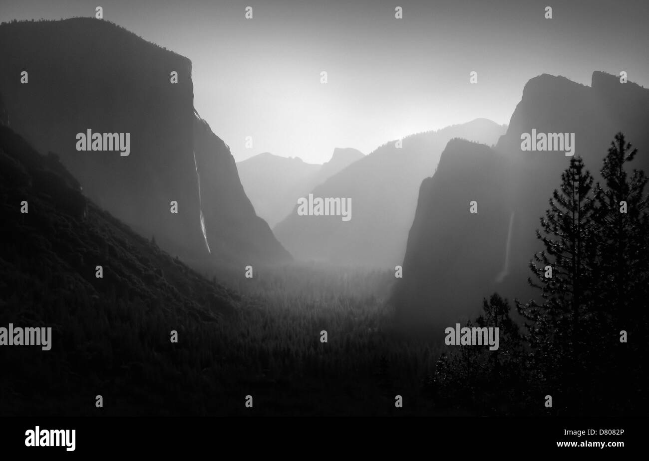 Rock formations en paysage brumeux, Yosemite, CA, United States Banque D'Images