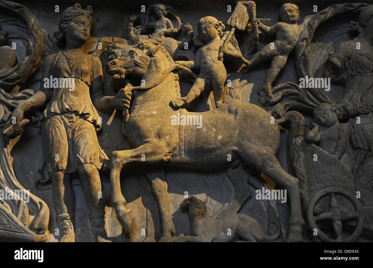 Sarcophage romain. Côté avant. Environ 180 AD. La déesse de la lune Séléné et Endymion son amant. Char et des chevaux. Banque D'Images