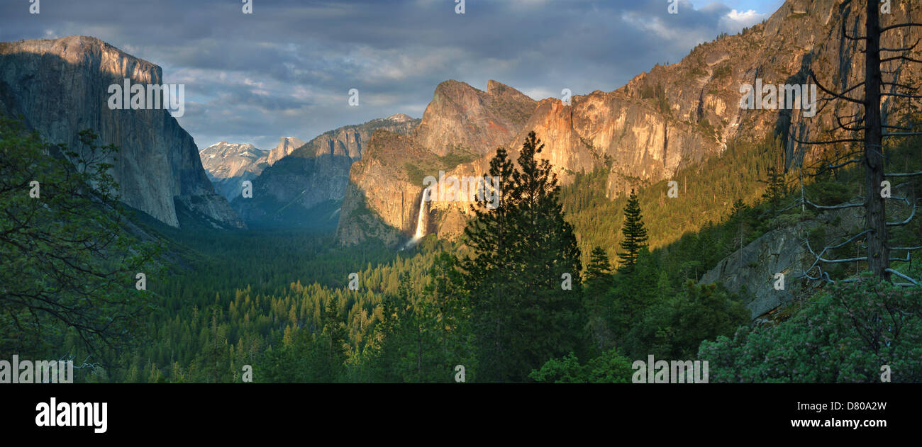 Montagnes rocheuses surplombant la vallée rurale, Yosemite, California, United States Banque D'Images