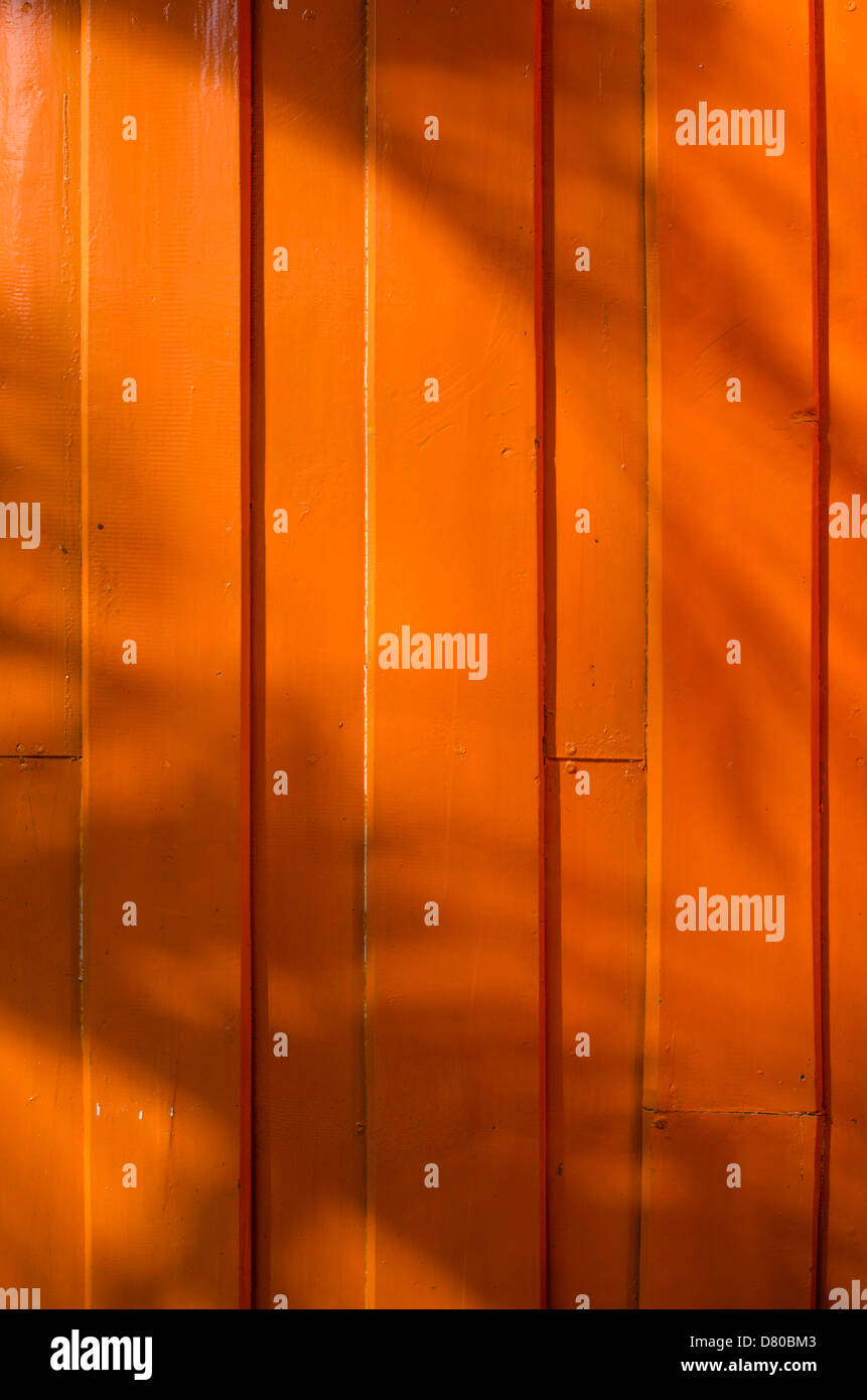 Le mur fait de bois peint en couleurs Banque D'Images
