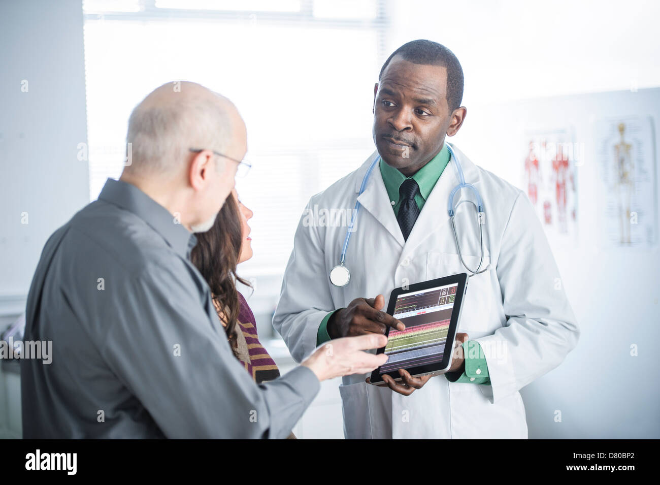 Doctor showing tablet computer aux patients Banque D'Images
