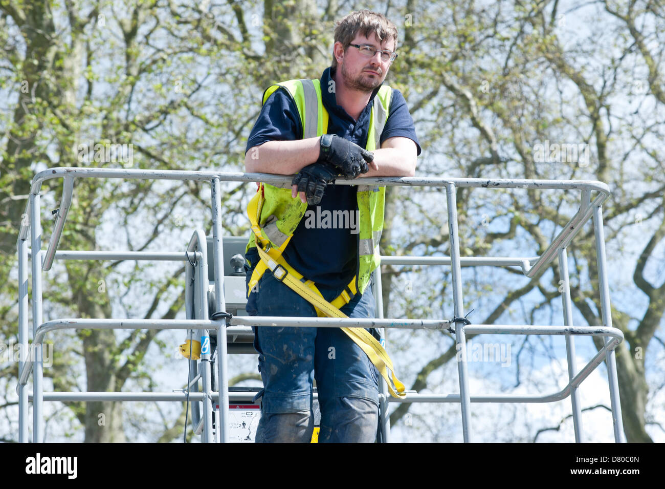 Londres, Royaume-Uni. 16 mai 2013. Un homme se tient sur une grue pendant les préparatifs de la RHS Chelsea Flower Show 2013 Crédit : Piero Cruciatti edition / Alamy Live News Banque D'Images