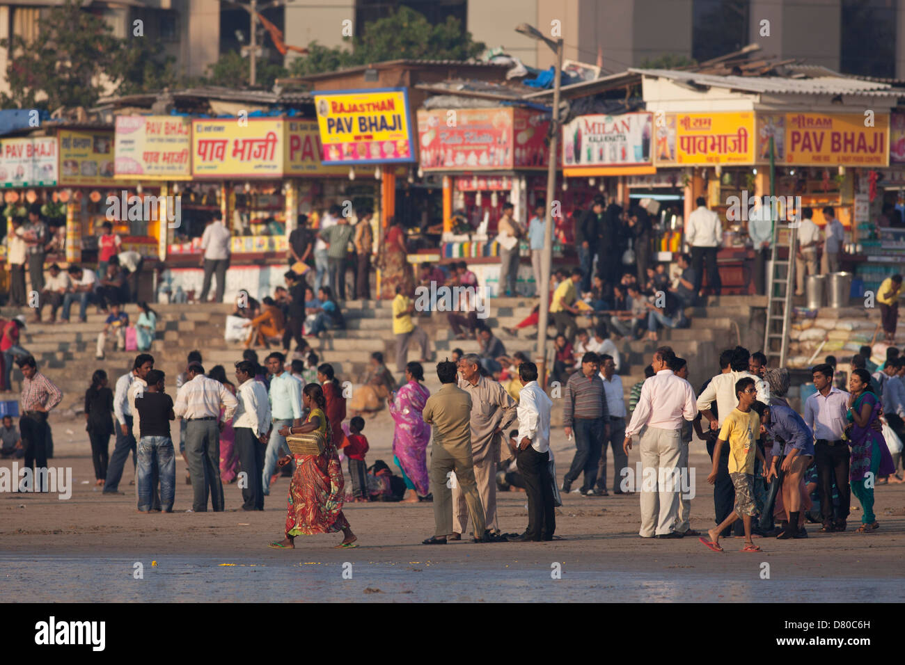 La foule sur la plage de Juhu à Mumbai, Inde Banque D'Images
