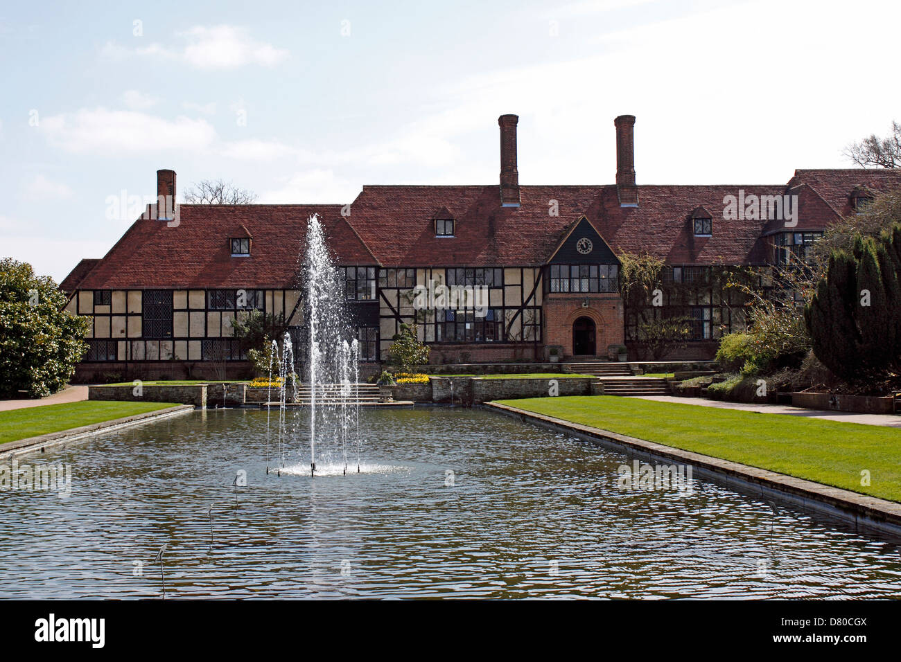 RHS WISLEY. SURREY UK. Le canal et la Loggia Banque D'Images