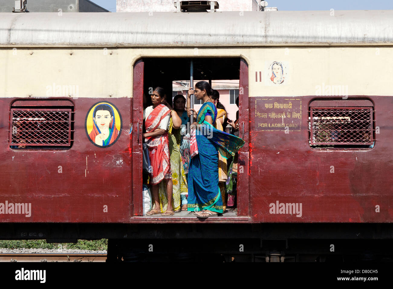 Les femmes d'un seul chariot élévateur sur un train de voyageurs en Inde Banque D'Images
