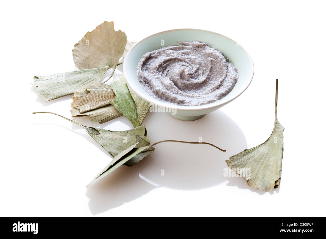 Masque crème aux herbes organiques avec des feuilles de ginkgo Banque D'Images