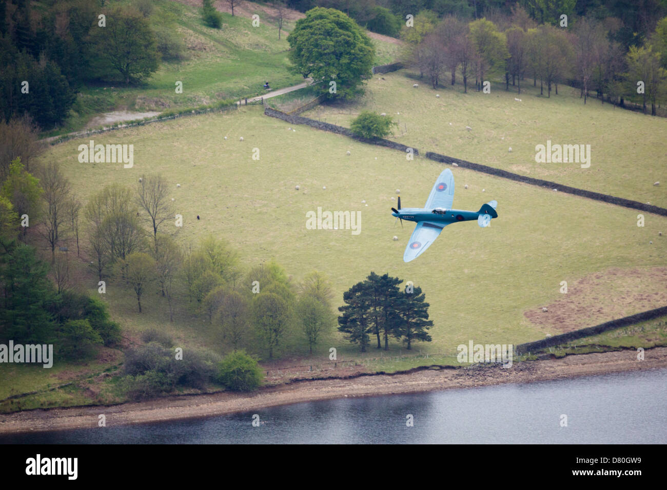 Réservoir Derwent, Derbyshire, Royaume-Uni. 16 mai 2013. Un chasseur Spitfire RAF survole Ladybower Reservoir dans la Haute Vallée de Derwent dans le cadre de la 70e anniversaire de l'Escadron 617 Dambusters Défilé commémoratif. Le 16 mai 2013. , Derbyshire Peak District. Credit : Graham Dunn / Alamy Live News Banque D'Images