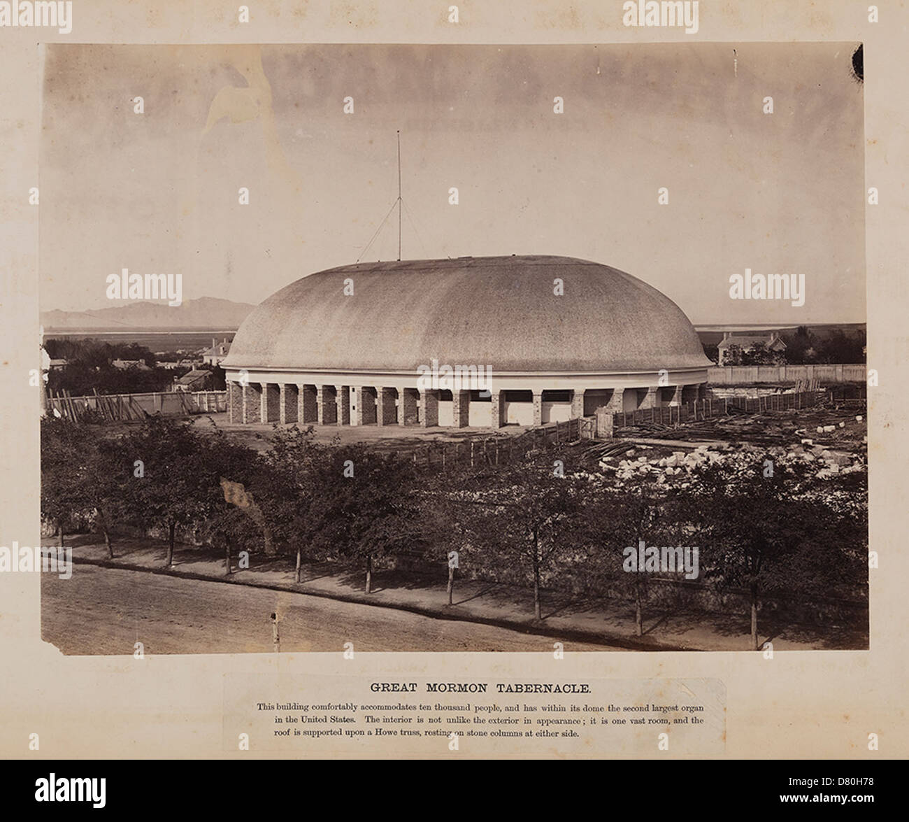 Le Grand Tabernacle mormon, situé à Salt Lake City, Utah, est un site historique important pour la foi mormone. Cette image reflète sa grandeur et sa signification architecturale, symbolisant l’histoire religieuse et le patrimoine culturel de la communauté. Banque D'Images