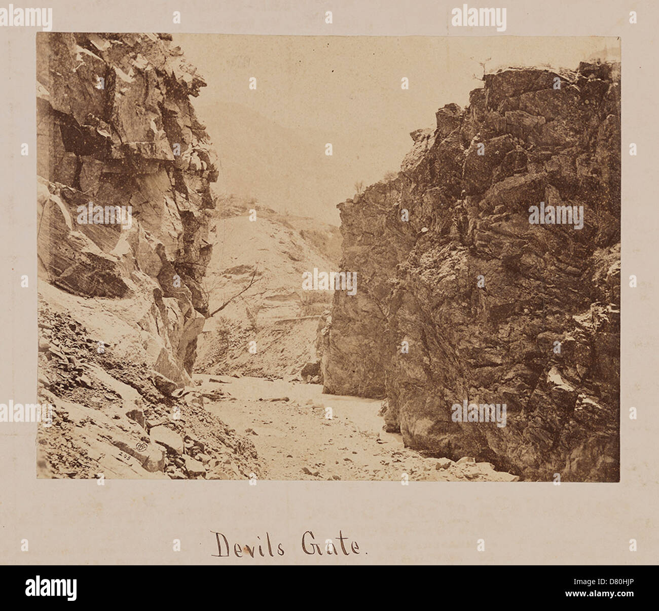 Devil's Gate, situé dans l'Utah, est une formation rocheuse naturelle unique le long de la route du chemin de fer historique. Il est connu pour son aspect frappant, avec de grandes formations rocheuses ressemblant à une passerelle, et est un point de repère important dans l'Ouest américain. Banque D'Images