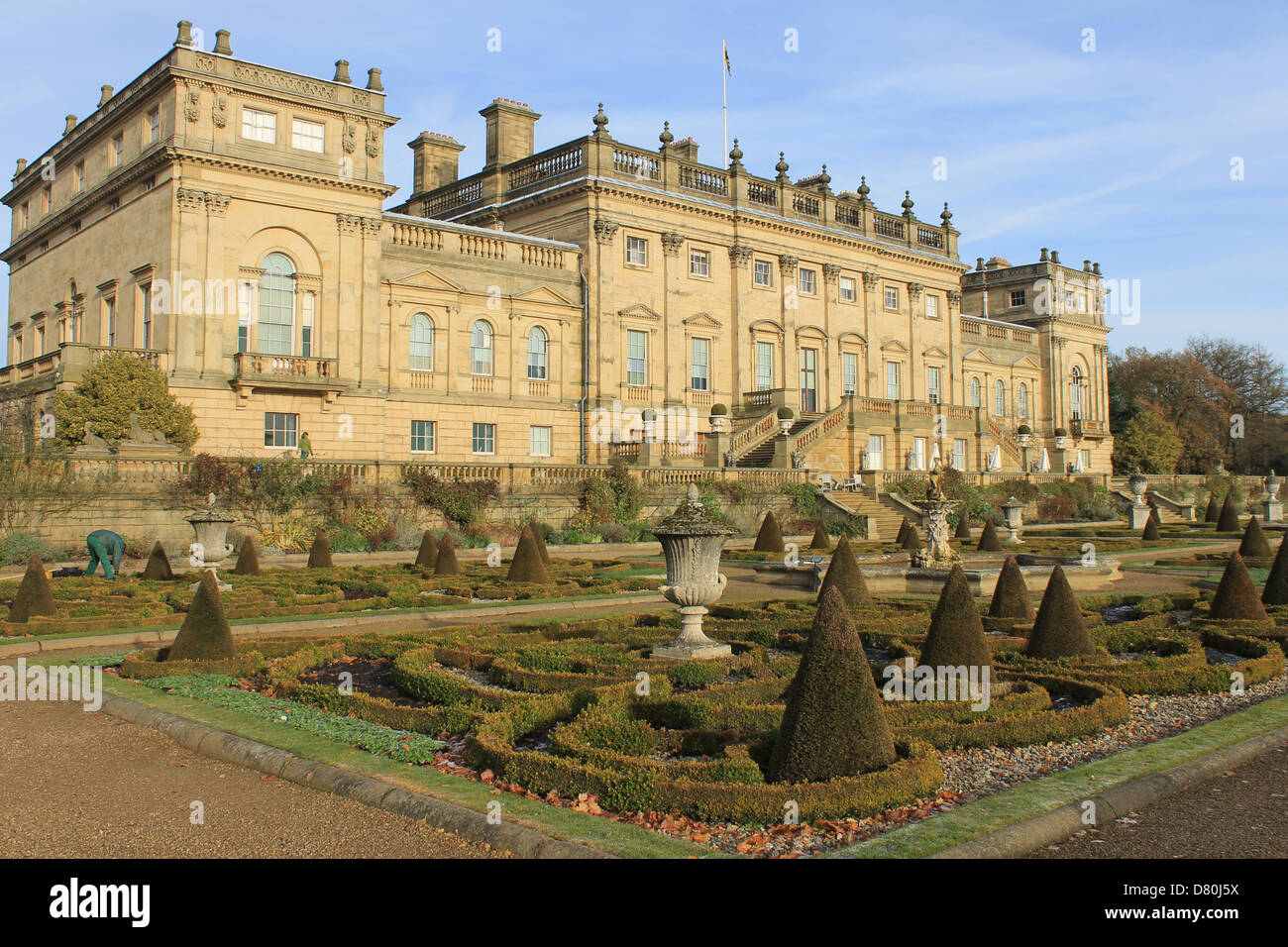 Jardin formel et à l'arrière une élévation de Harewood House, près de Leeds, Yorkshire, UK Banque D'Images