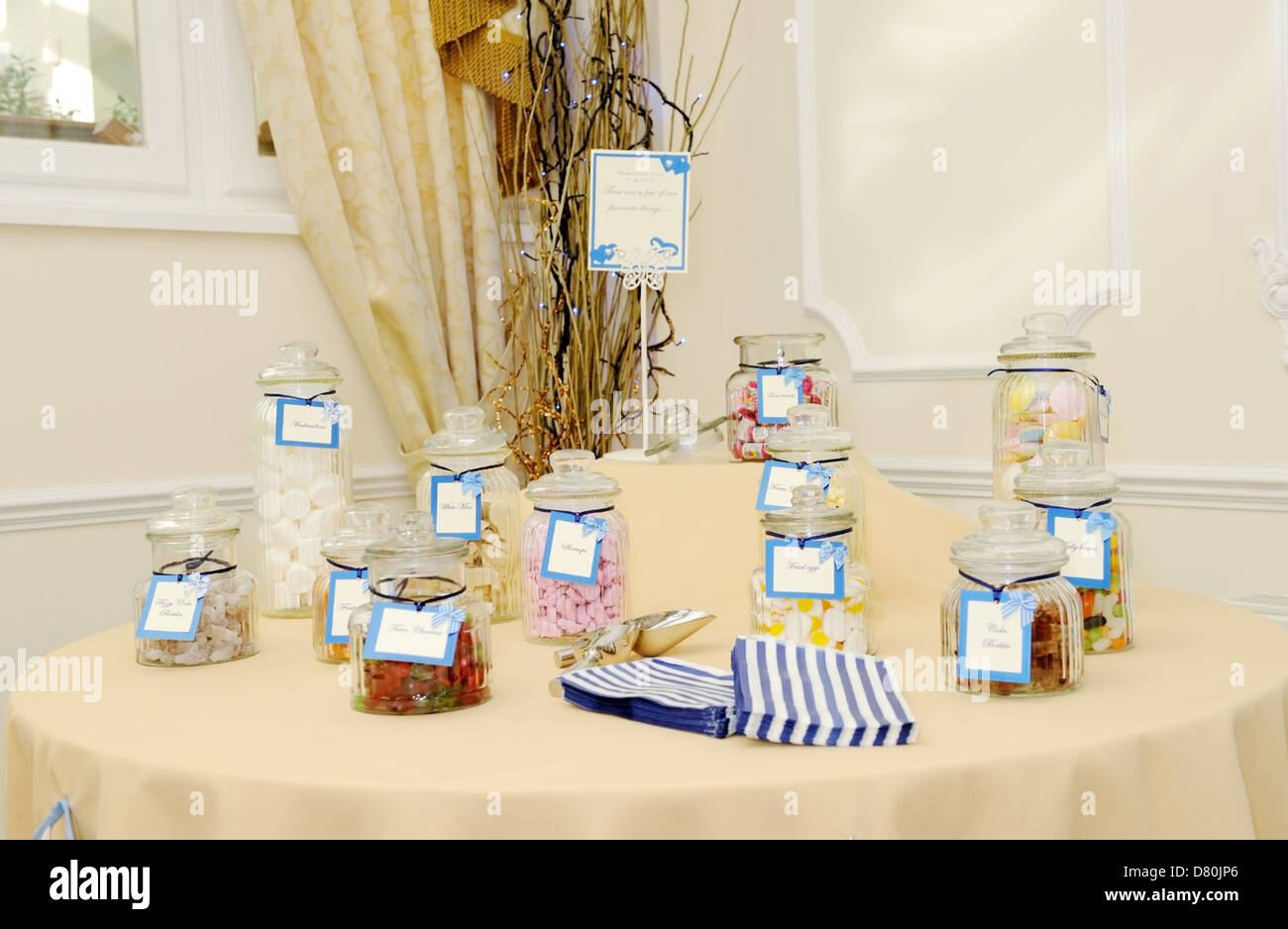 Table décorée à votre réception de mariage avec buffet de bonbons Banque D'Images