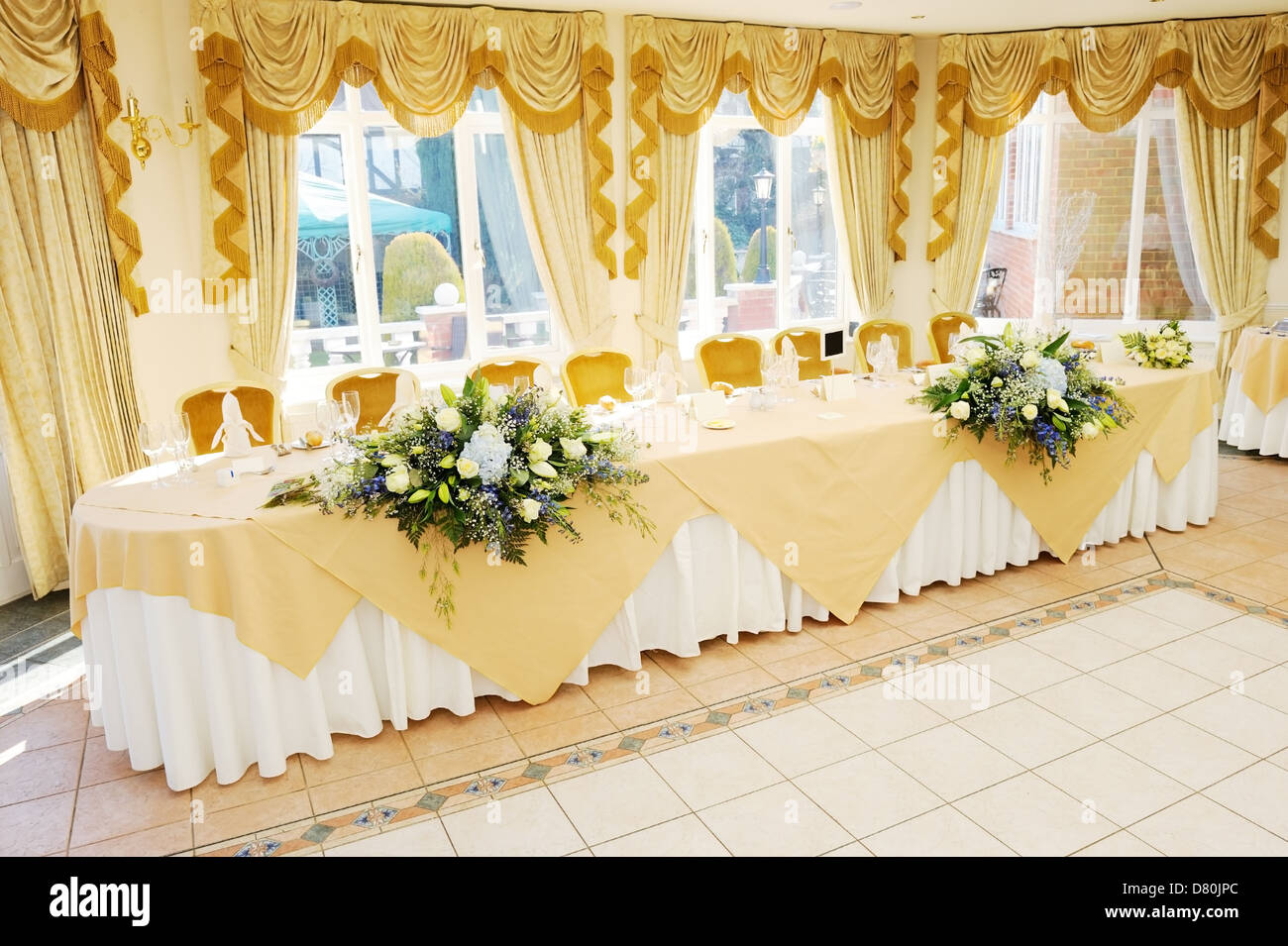 Décor de fleurs sur table at wedding reception Banque D'Images