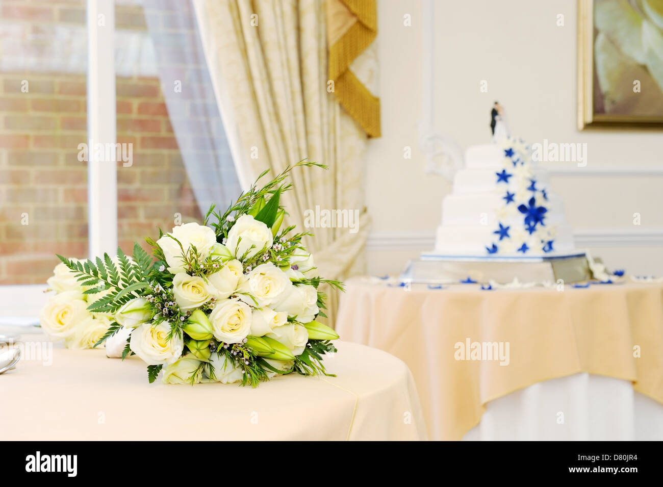 Réception de mariage avec des fleurs et de la décoration de gâteau Banque D'Images