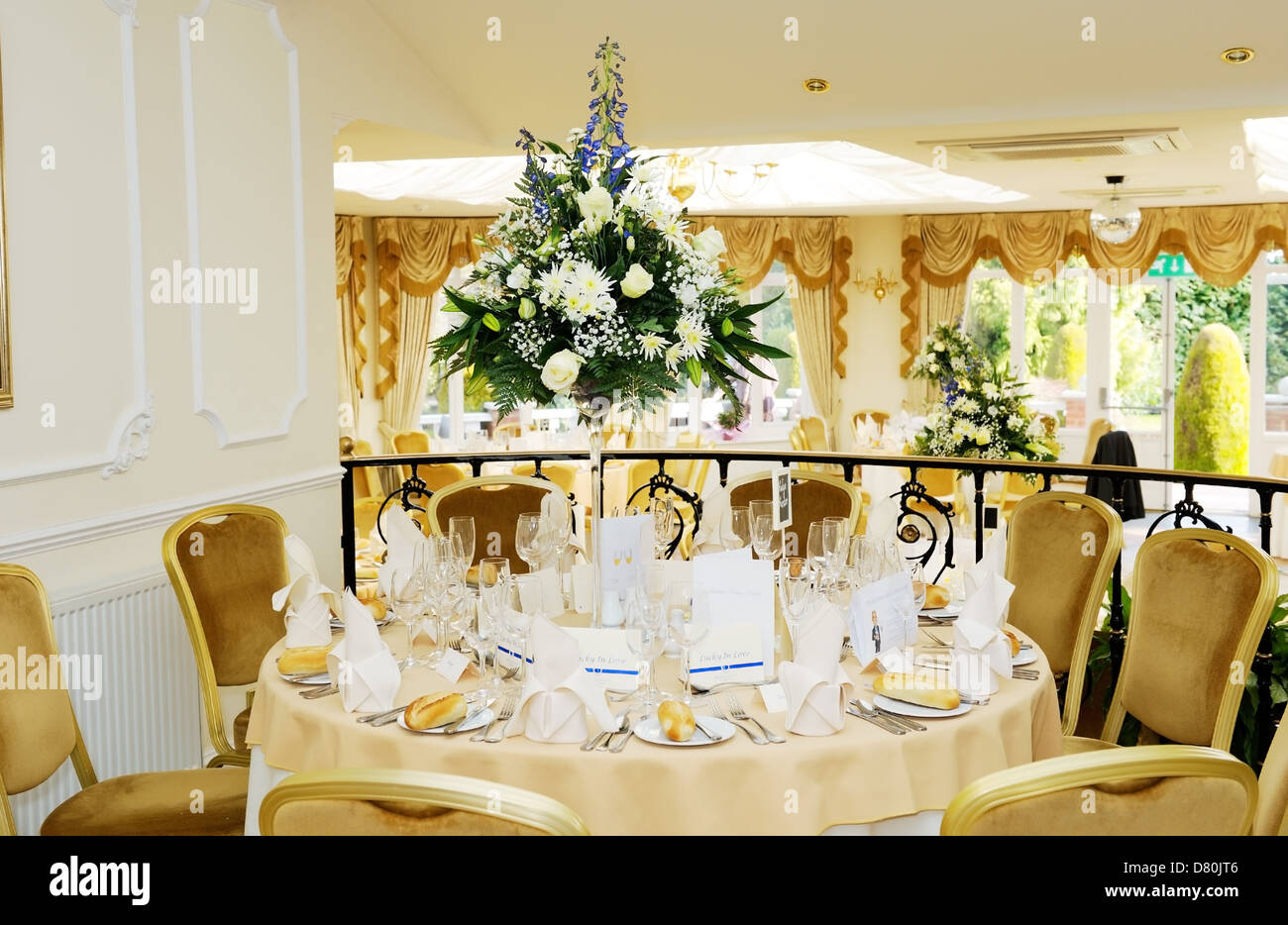 Fleurs et art de la table Décoration de table à votre réception de mariage Banque D'Images