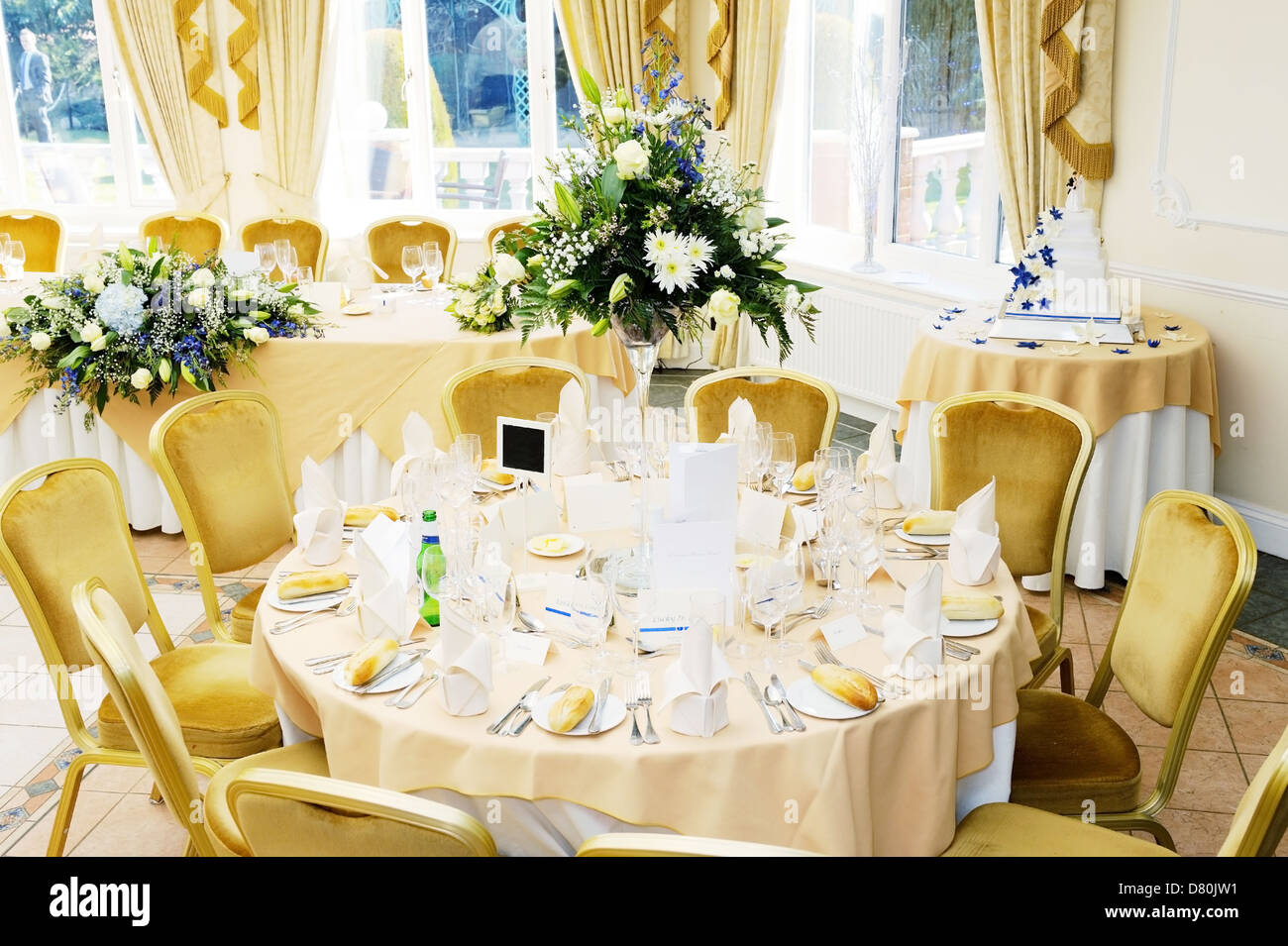 Décorations de table à votre réception de mariage avec des fleurs et des gâteaux Banque D'Images