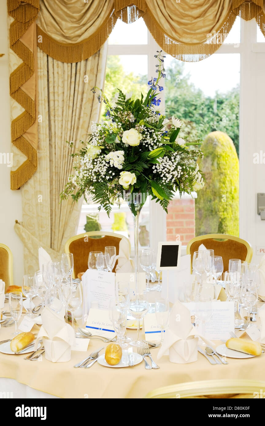 Arrangement de fleurs roses blanches avec décoration de réception de mariage Banque D'Images
