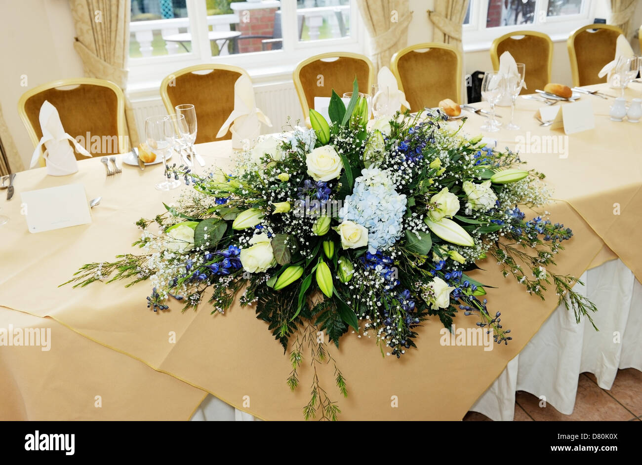 Closeup détail arrangement de fleur à réception de mariage Banque D'Images
