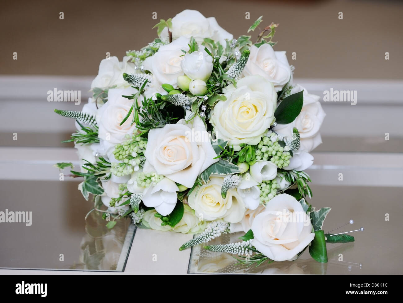 Close-up de brides et palefreniers fleurs rose unique sur jour de mariage Banque D'Images