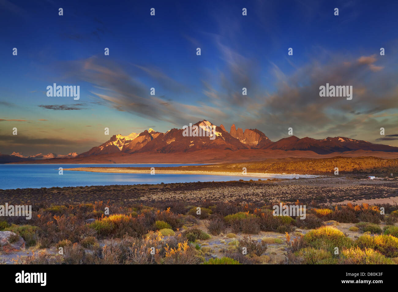 Le lac Sarmiento, sunrise, Parc National Torres del Paine, Patagonie, Chili Banque D'Images