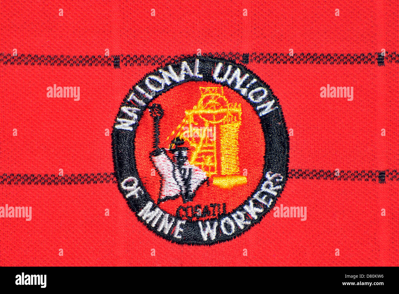 Les images de l'emblème de l'Afrique du Sud NUM (Syndicat National des Mineurs) sur le textile. Banque D'Images