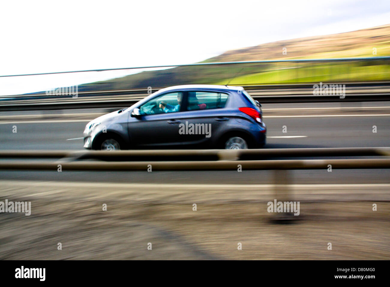 Motion Blur pan image de voitures sur Erskine Bridge Glasgow Banque D'Images