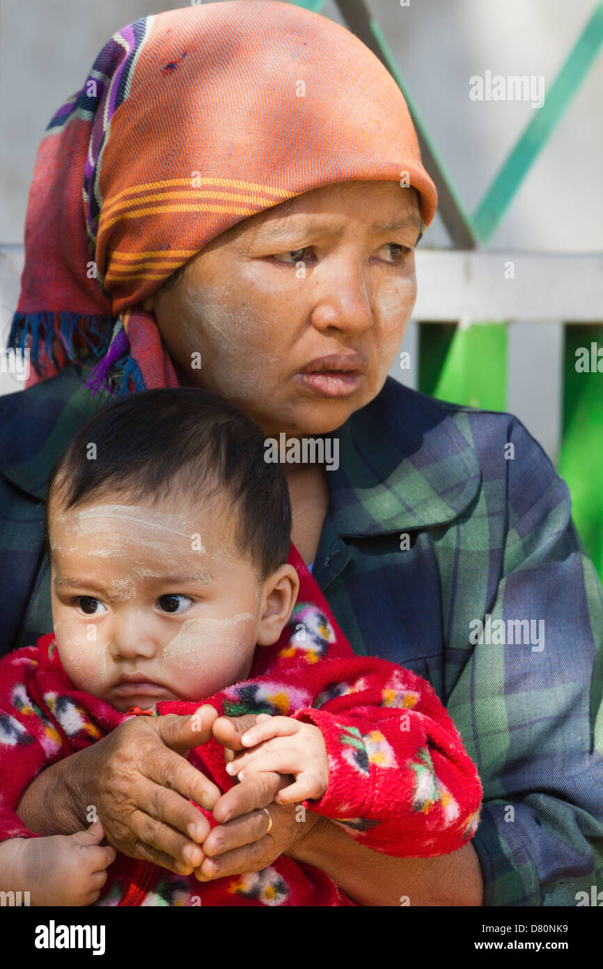 Une mère tient son bébé dans le Myanmar, Mingun Banque D'Images