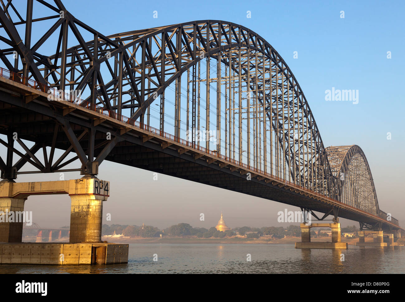 L'Ayeyarwady Pont sur le Fleuve Irrawaddy près de Mandalay, Myanmar Banque D'Images
