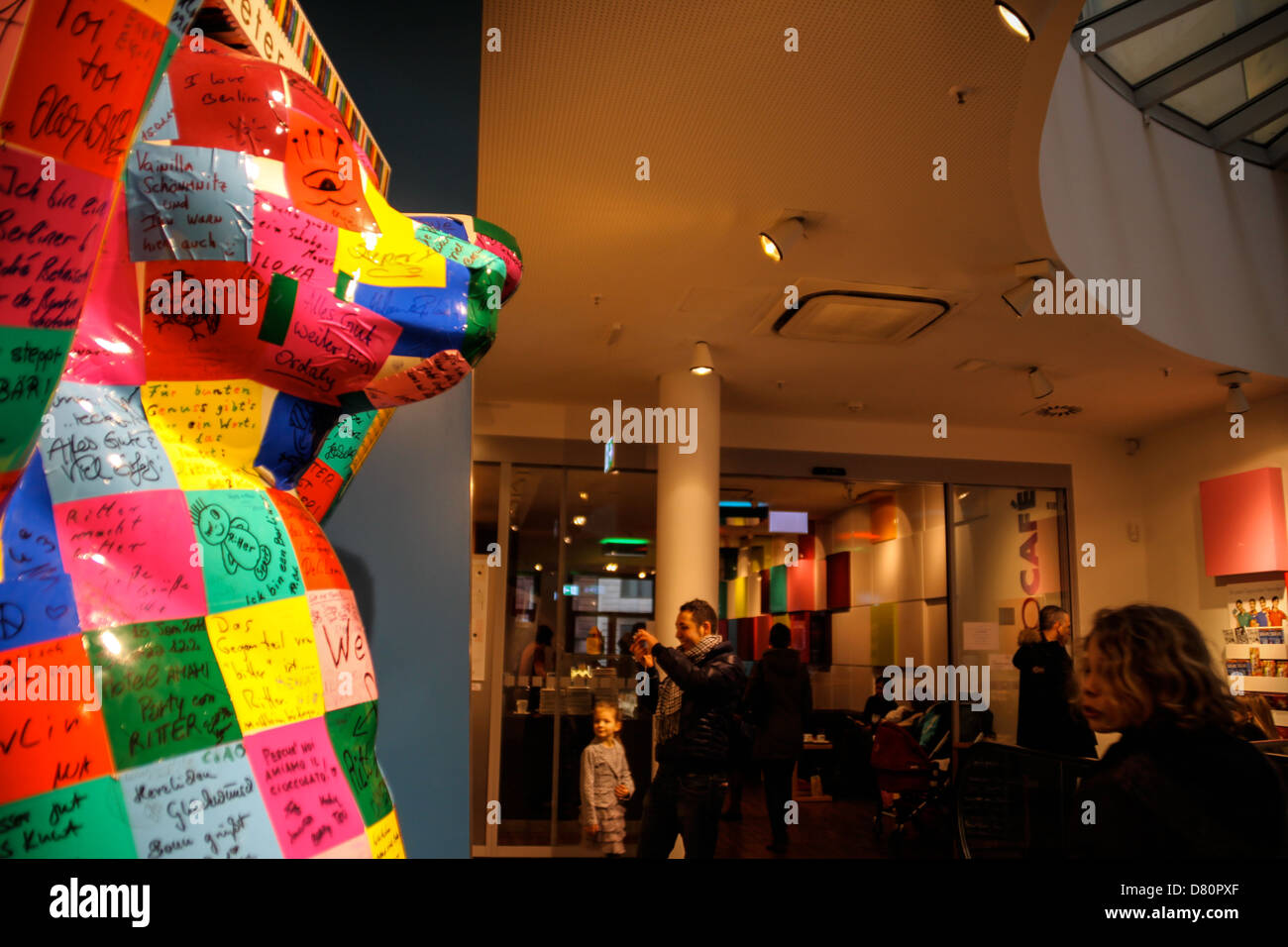Ours de couleur que sponsors une barre de chocolat à l'intérieur du magasin ritter à Berlin, Allemagne Banque D'Images