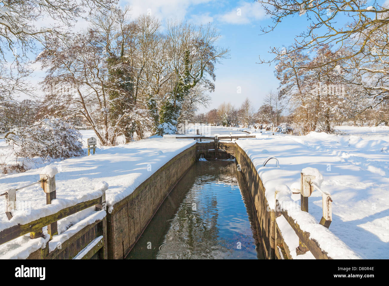 Blocage de Newark sur la rivière Wey, ciel bleu, soleil, dans la neige - Pyrford, Surrey, Angleterre Banque D'Images