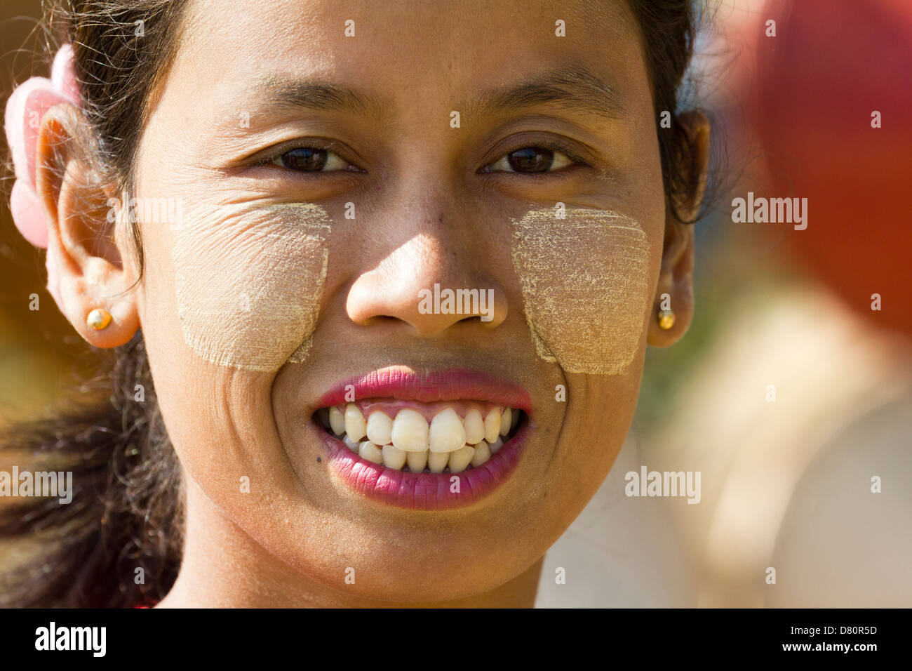 Femme souriante avec Thanaka en maquillage, le Myanmar Mingun Banque D'Images