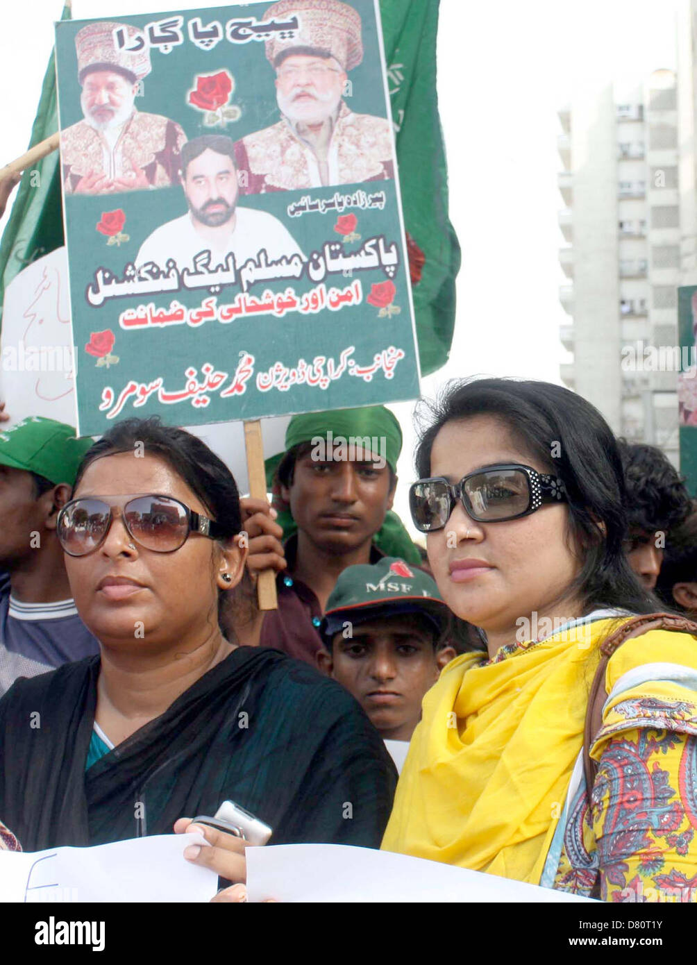 Les militants de la Ligue musulmane-F protestent contre truquage d'élections générales, au cours d'une manifestation à Karachi press club le jeudi 16 mai, 2013. Banque D'Images