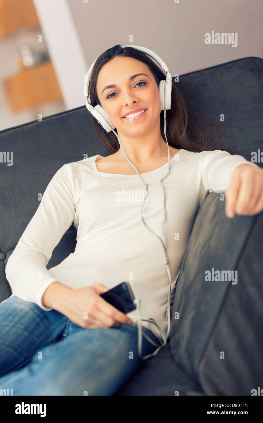 Portrait de femme simling avec ses écouteurs Banque D'Images