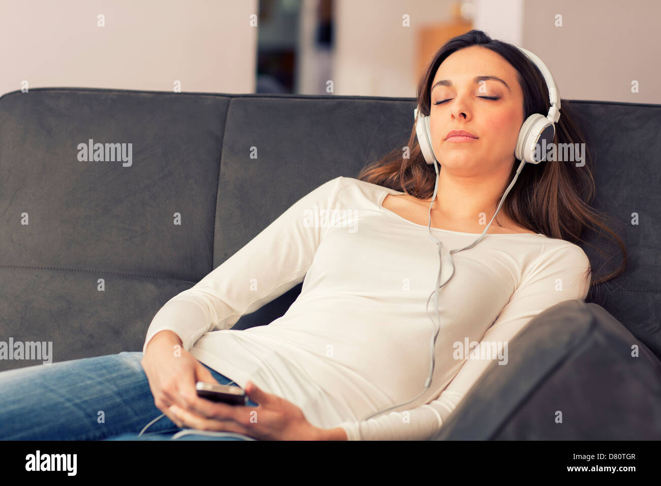Portrait de femme à dormir avec ses écouteurs Banque D'Images