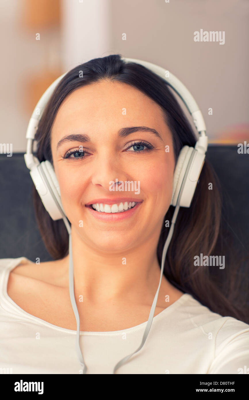 Portrait de femme simling avec ses écouteurs Banque D'Images
