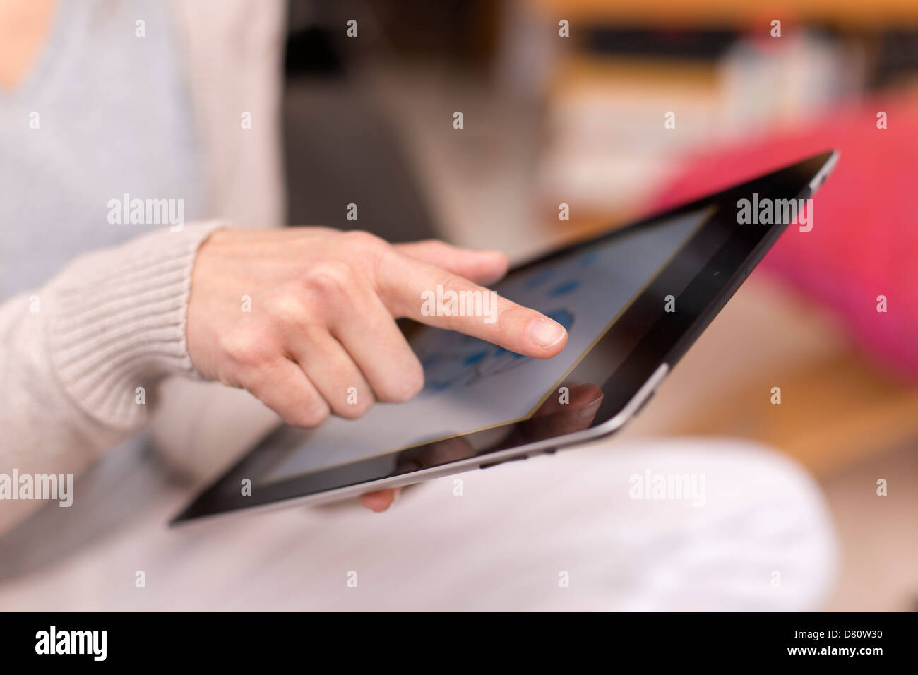 Femme holding digital tablet, gros plan Banque D'Images