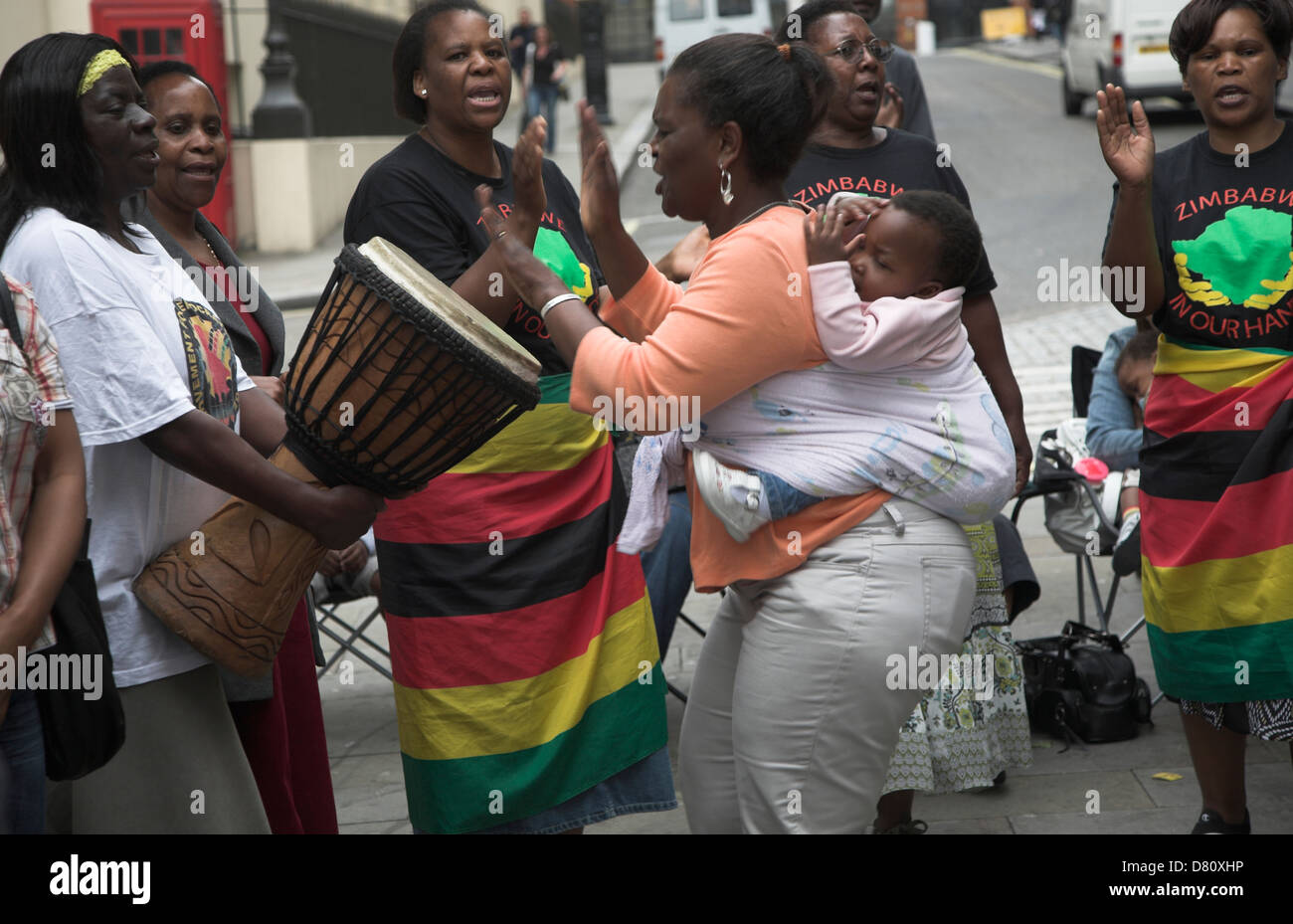 Rally dans le centre de Londres tenu par MDC chaque samedi pour protester contre Robert Mugabe et son régime au Zimbabwe Banque D'Images