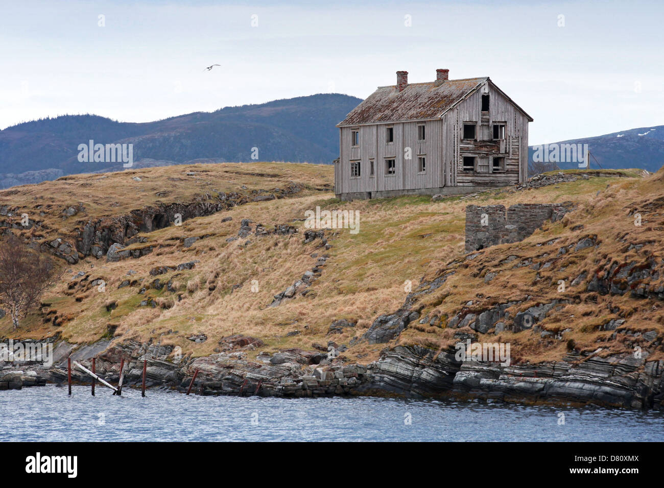Ancienne maison en bois gris sur le littoral en Norvège Banque D'Images