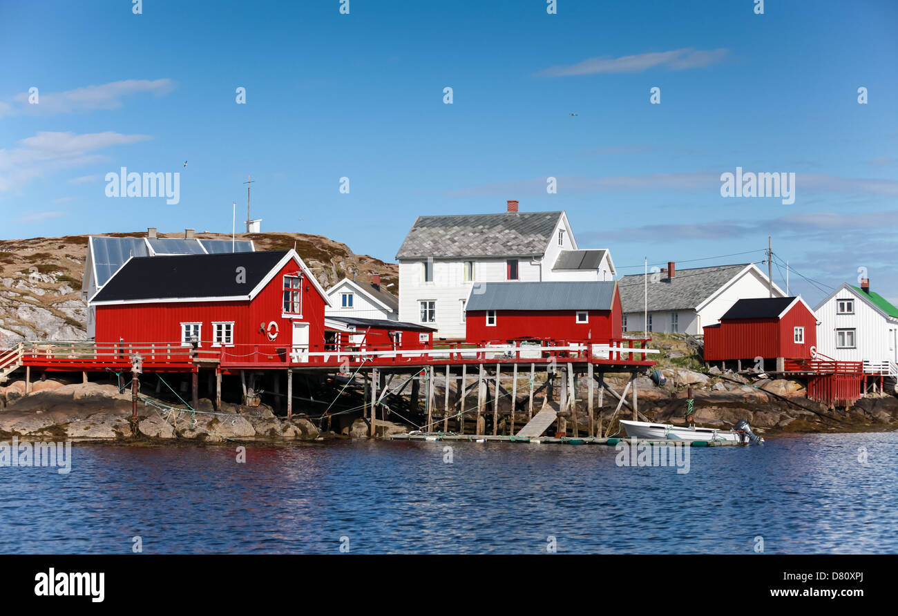 Village traditionnel norvégien avec des maisons en bois rouge et blanc sur la côte rocheuse Banque D'Images