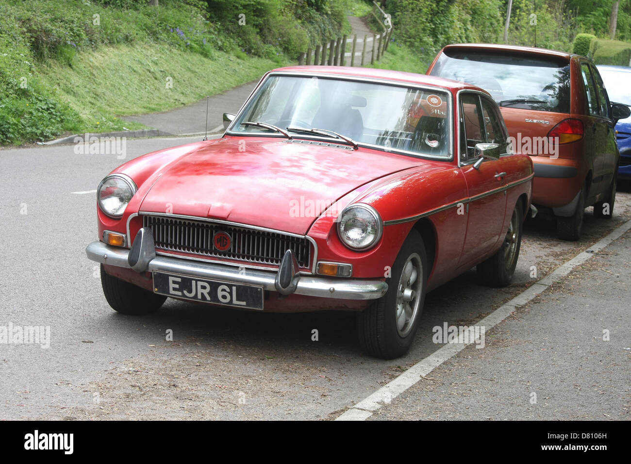 MGB GT, voiture classique dans un état usagé, pas des signes de rétablissement. Mai 2013 Banque D'Images