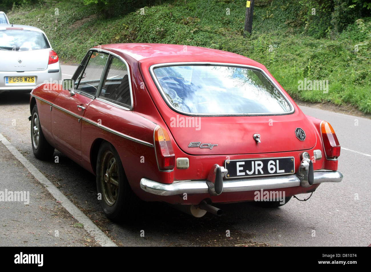 MGB GT, voiture classique dans un état usagé, pas des signes de rétablissement. Mai 2013 Banque D'Images