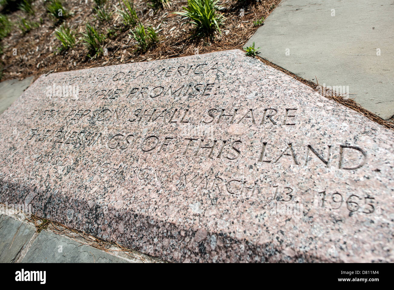 Inscription au mémorial Lyndon Baines Johnson Washington DC // WASHINGTON DC — une inscription comportant des mots du discours inaugural du président Lyndon B. Johnson est exposée au Lyndon Baines Johnson Memorial Grove sur l'île Columbia. Le mémorial, dédié au 36e président, est situé dans le parc Lady Bird Johnson, le long de la rivière Potomac. Bien que situé à Arlington, en Virginie, le parc est administré dans le cadre des parcs de la capitale nationale à Washington DC. L'inscription capture une partie du discours inaugural de Johnson le 20 janvier 1965 soulignant sa vision pour l'Amérique. Le mémorial g Banque D'Images