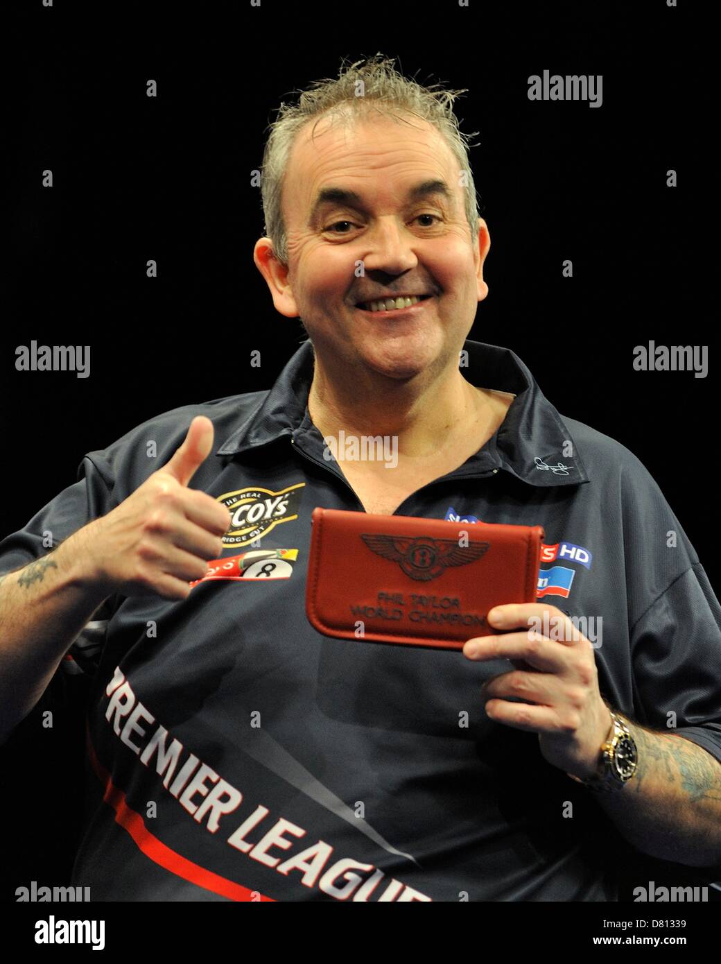 16.05.2013 Londres, Angleterre. Phil Taylor interagit avec la foule et montre sa bentley cas dart. Le McCoy's 2013 Premier League Championnat de fléchettes PDC de l'O2 Arena. Banque D'Images