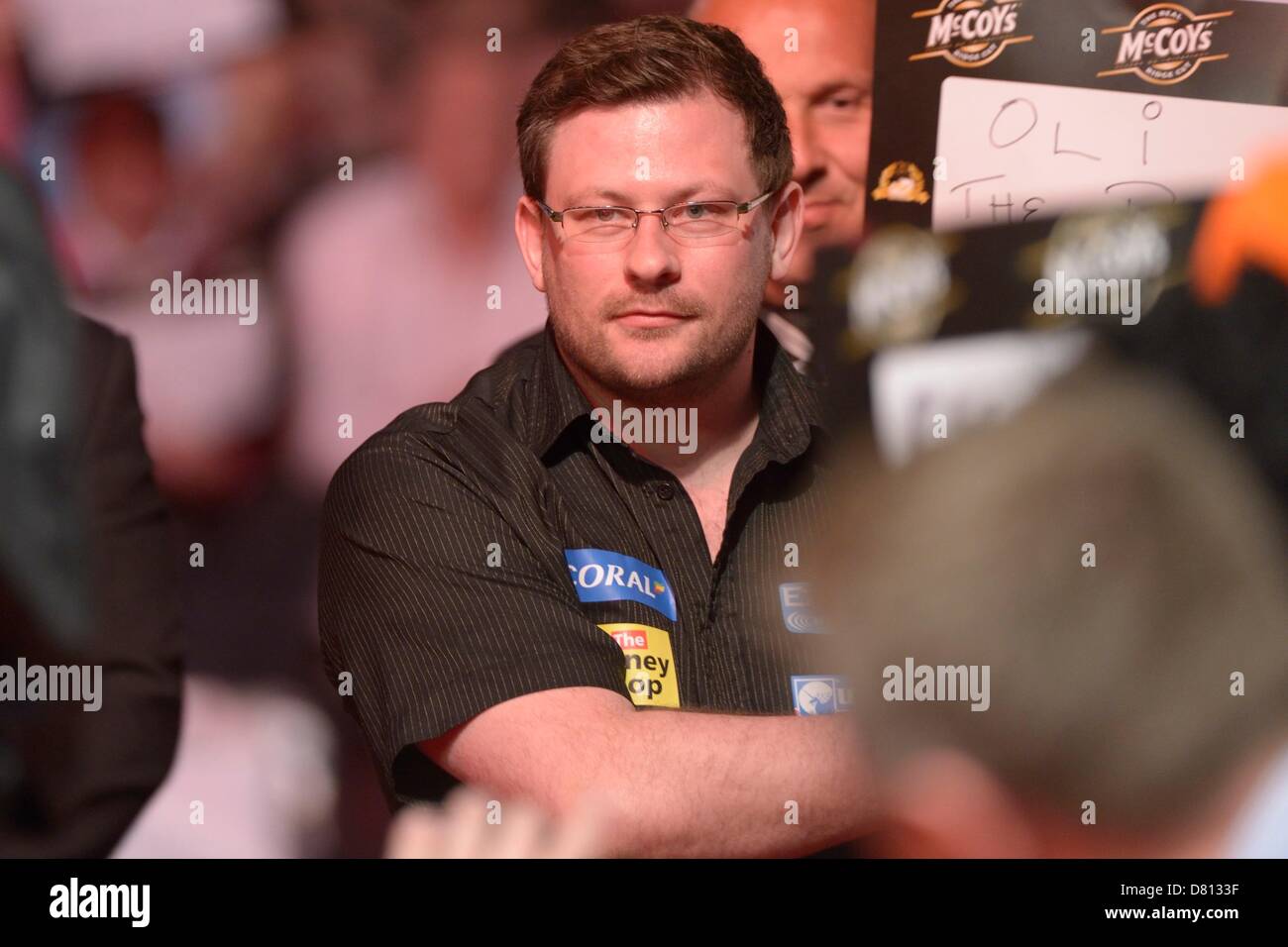 16.05.2013 Londres, Angleterre. James Wade se prépare à marcher sur pour son match contre Michael van Gerwen . Le McCoy's 2013 Premier League Championnat de fléchettes PDC de l'O2 Arena. Banque D'Images