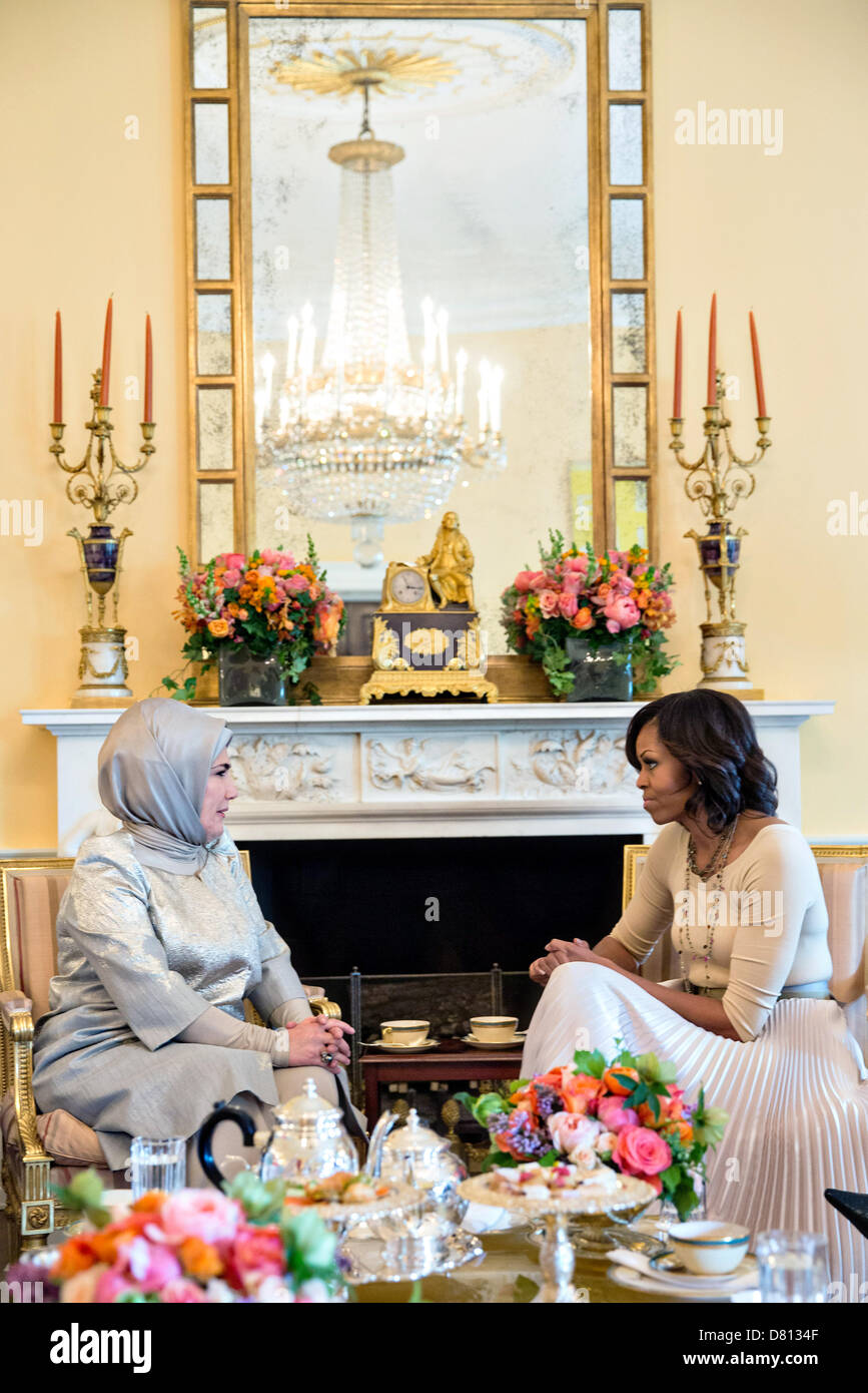Première Dame Michelle Obama rencontre avec Emine Erdoğan, l'épouse du Premier Ministre de la Turquie dans les Yellow Oval Room de la Maison Blanche le 16 mai 2013 à Washington, DC. Banque D'Images