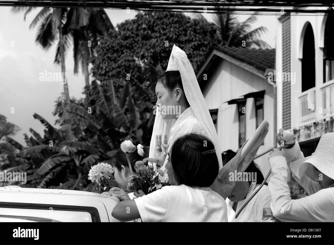 PHUKET, Thaïlande 1 Octobre 2013 : une chanson ma porte l'esprit de Kuan Yin rides au cours de l'assemblée annuelle du Festival Végétarien de Phuket. Banque D'Images